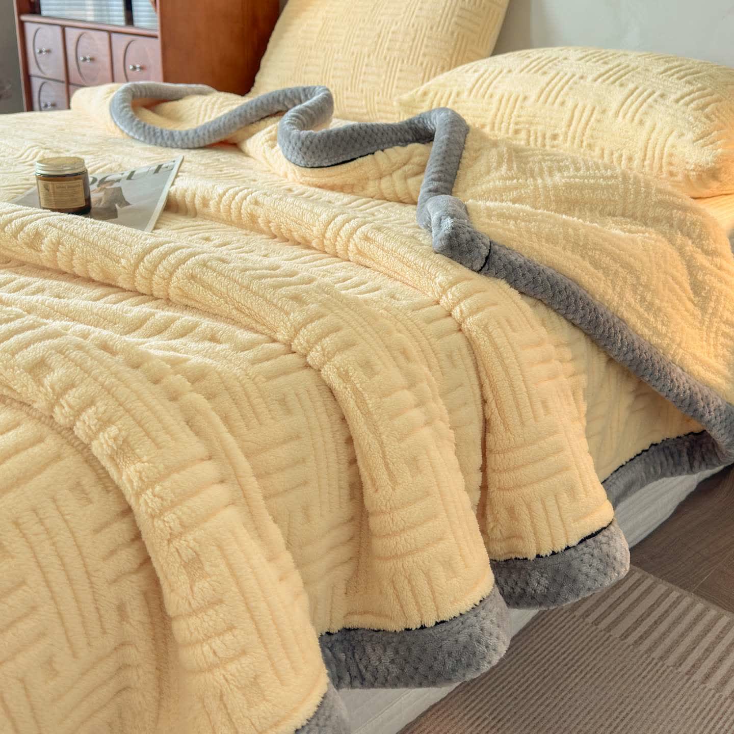 Coperta in peluche con bordi a contrasto in rilievo geometrico - image 1