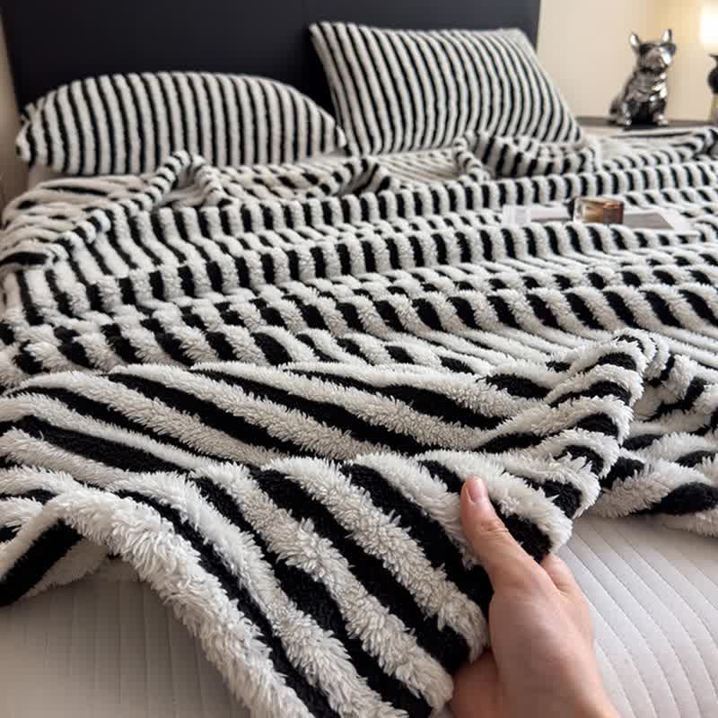 Coperta jacquard a righe in stile senza tempo - image 3