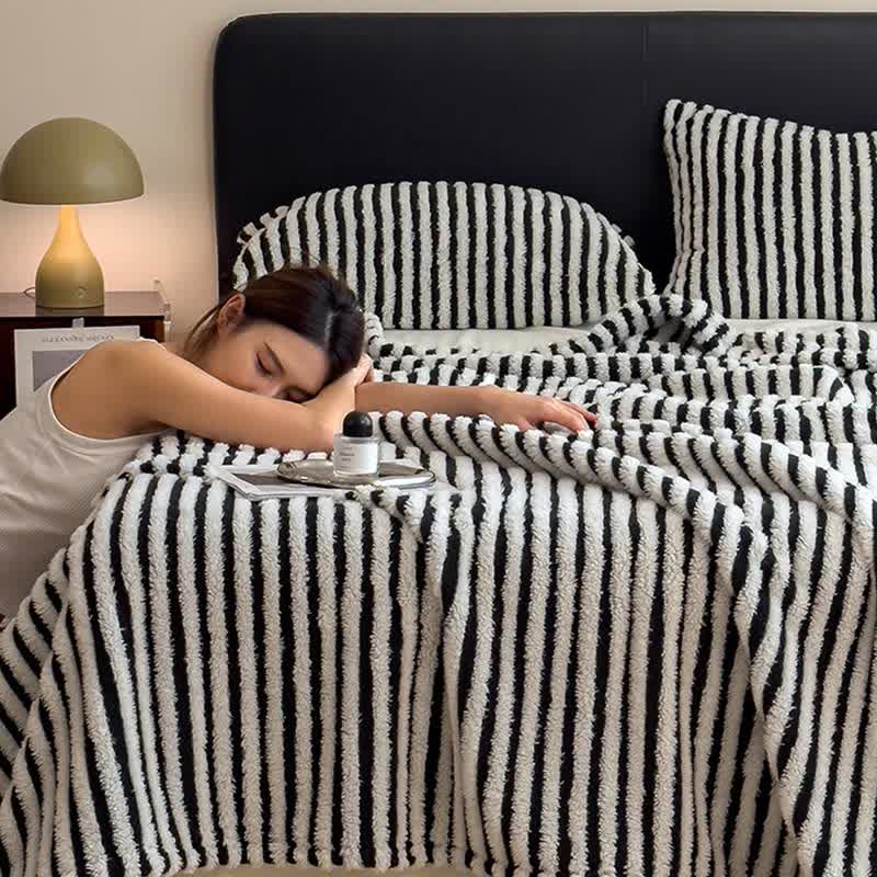 Coperta jacquard a righe in stile senza tempo - image 9