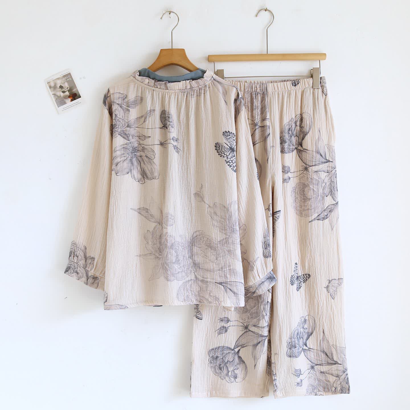 Completo da notte in cotone con motivo floreale e farfalle orientali - image 1