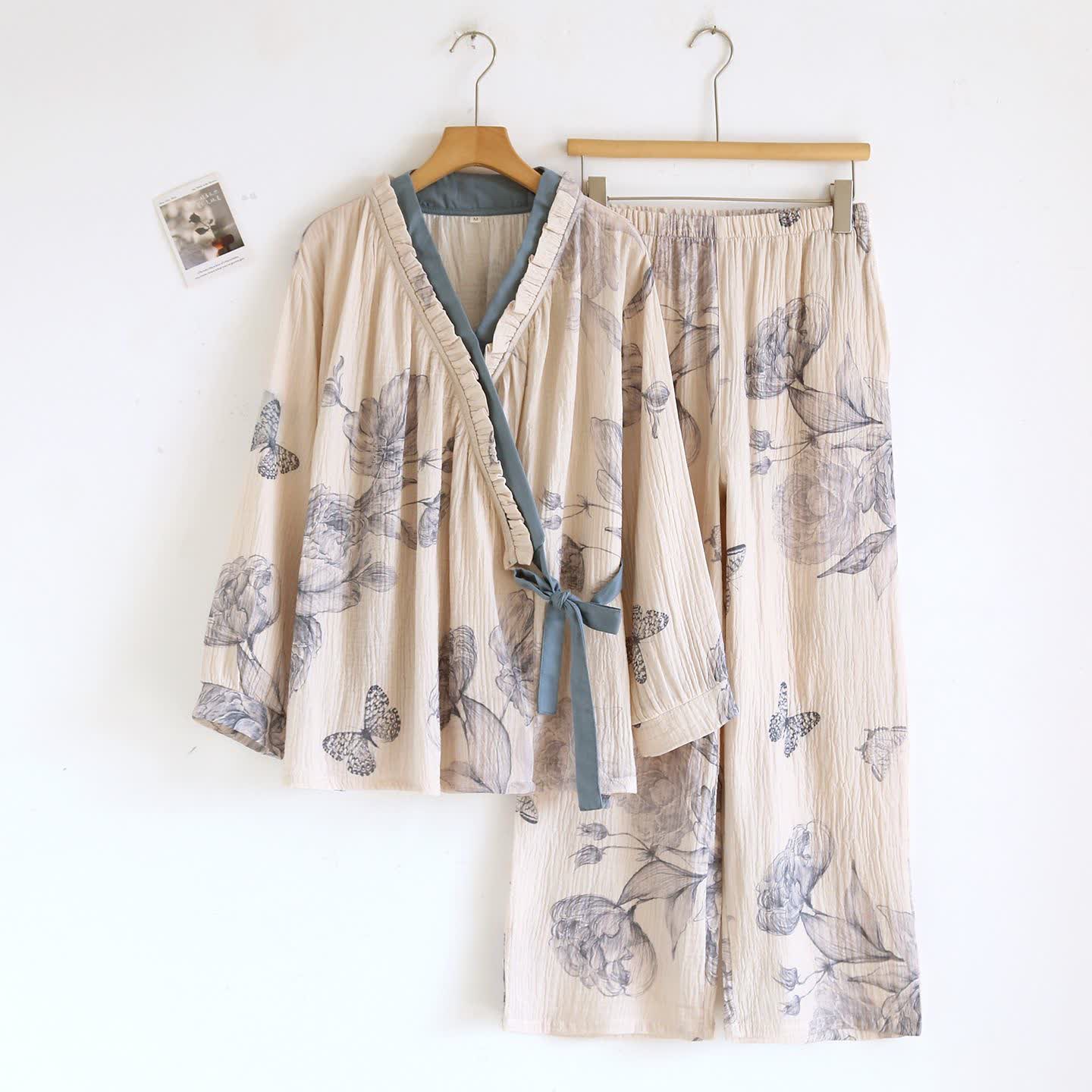 Completo da notte in cotone con motivo floreale e farfalle orientali - XL - image 0