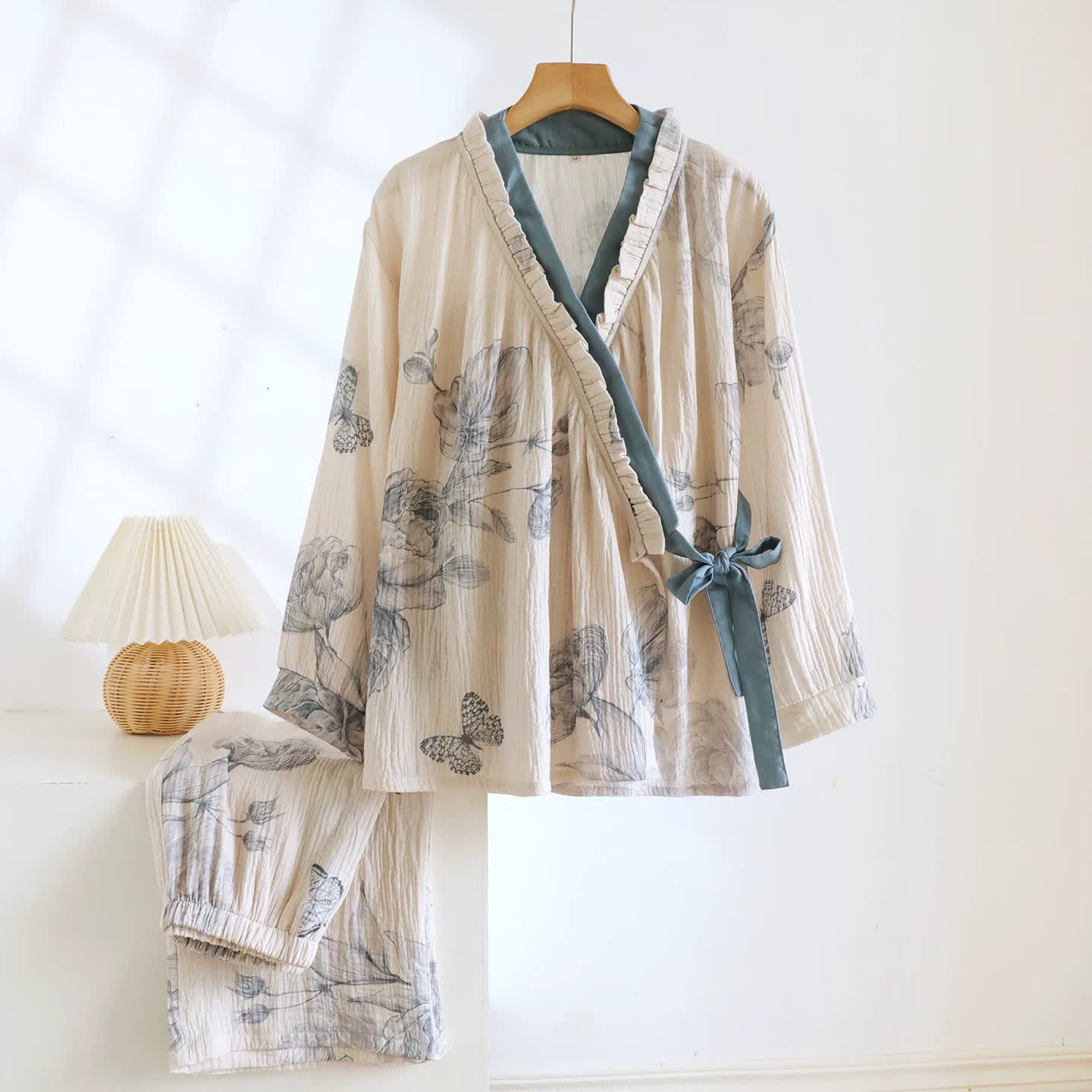 Completo da notte in cotone con motivo floreale e farfalle orientali - image 2