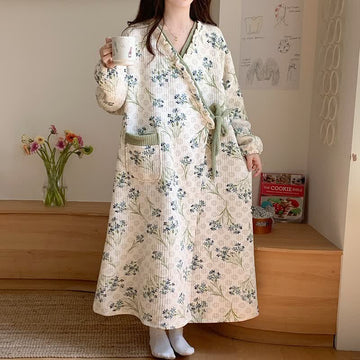 Elegante camicia da notte con volant floreale e tasca - image 0