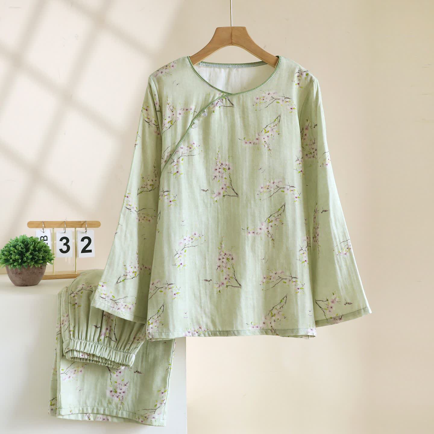 Loungewear in cotone con motivo a fiori di prugna di ispirazione orientale di Ownkoti - XL - image 0
