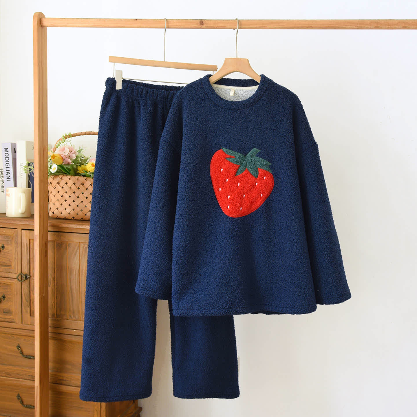 Completo da casa in sherpa con stampa di fragole Ownkoti - Blu navy - XL - image 11