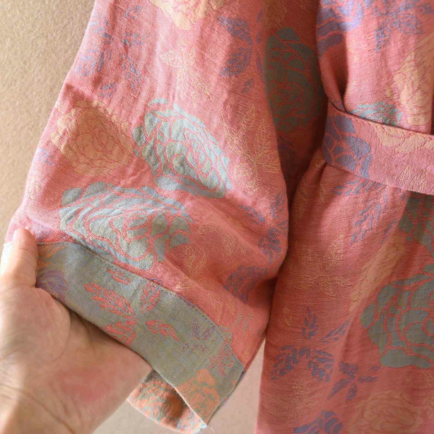 Kimono in garza di cotone con motivo a rose romantiche - image 7