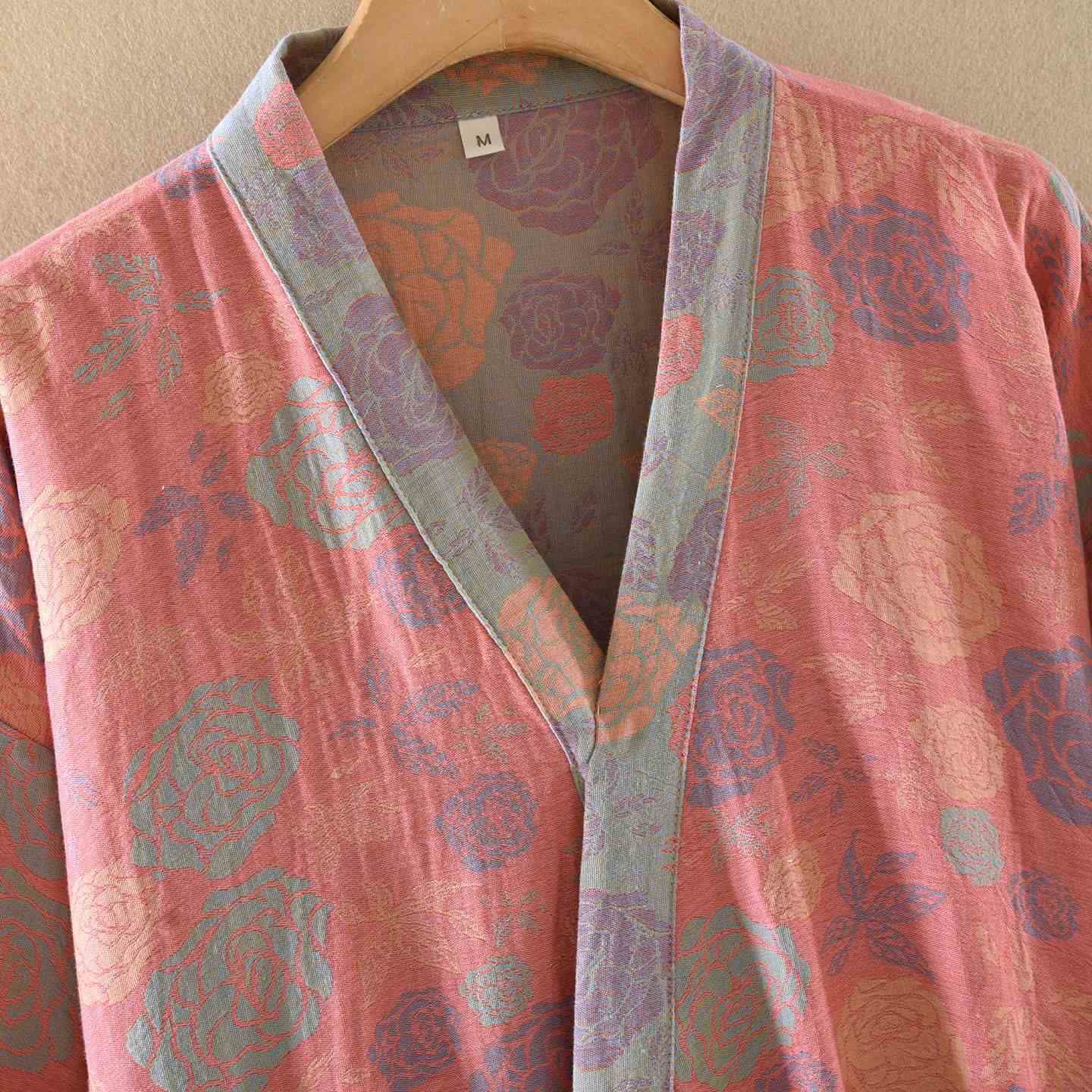 Kimono in garza di cotone con motivo a rose romantiche - image 9