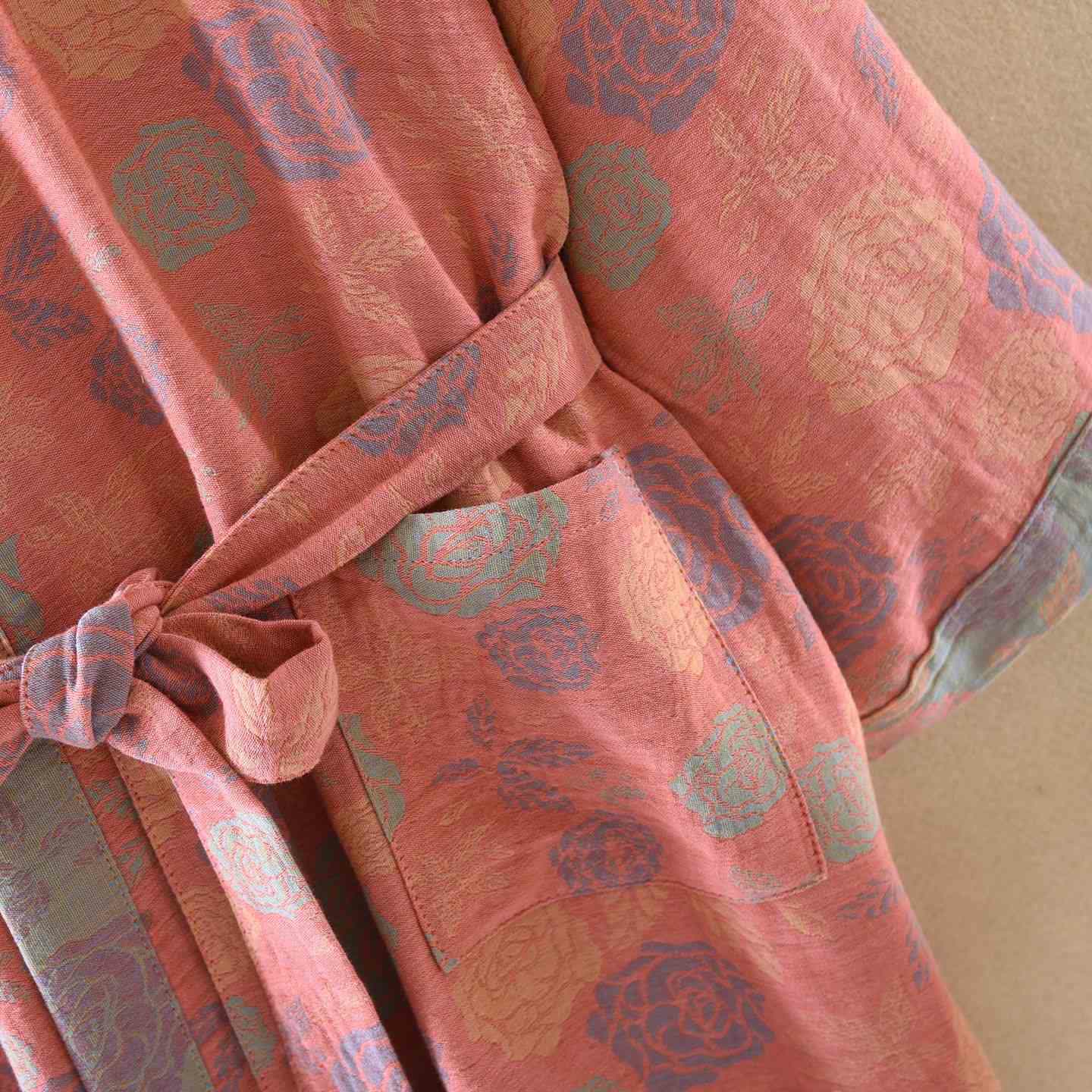 Kimono in garza di cotone con motivo a rose romantiche - image 8