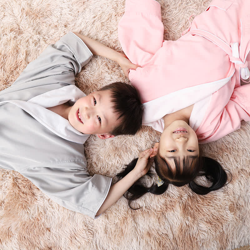 Accappatoio per bambini minimalista con tasca in tinta unita - image 2