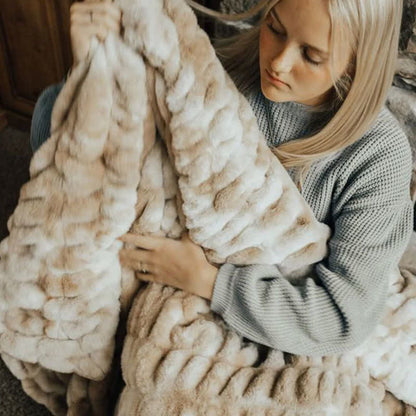 Coperta in pelliccia sintetica di coniglio con effetto tie-dye - image 4