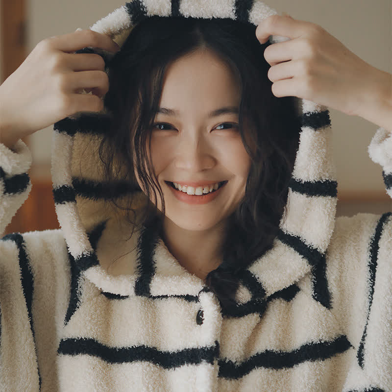 Accappatoio classico in peluche con cappuccio e bottoni a righe - image 2