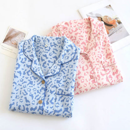 Completo da casa in cotone con stampa leopardata dai toni tenui - image 1