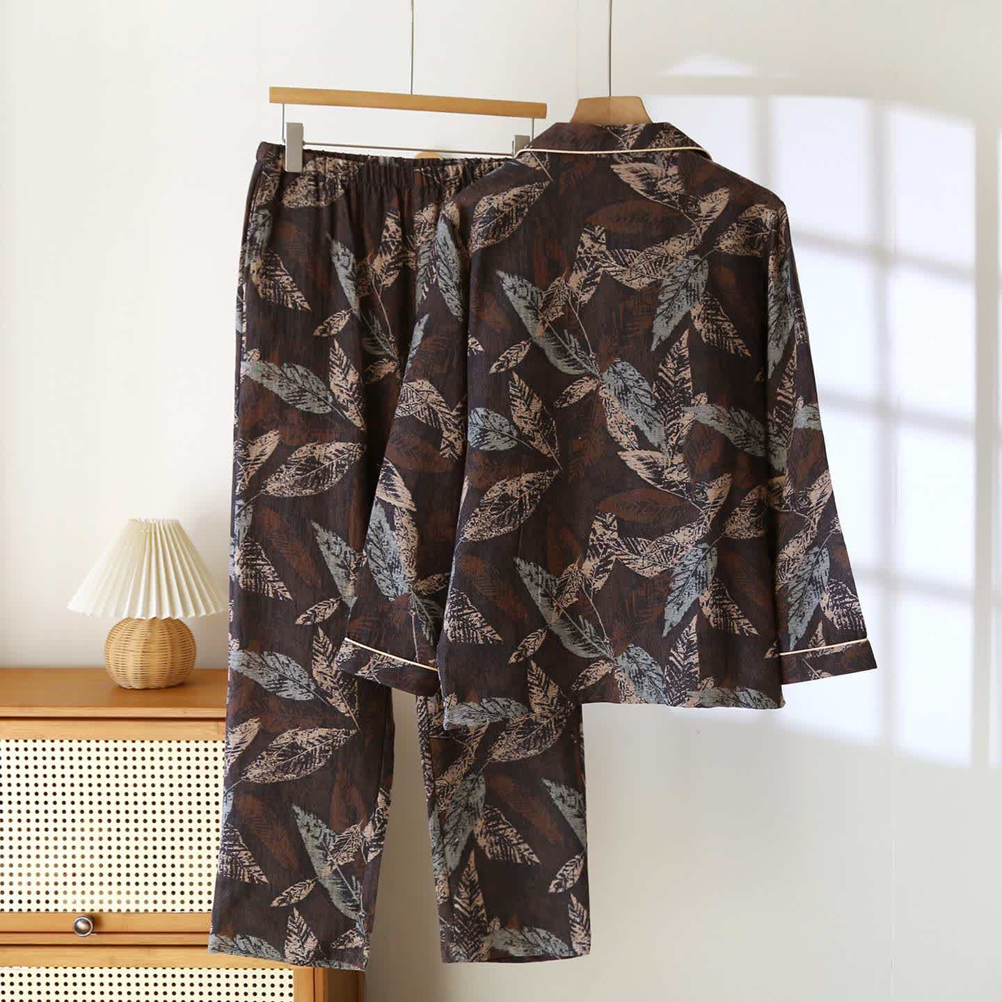 Loungewear in garza di cotone jacquard con motivo a foglie artistiche - image 1