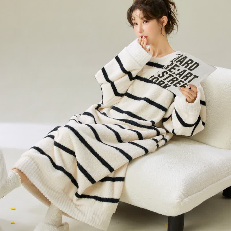 Camicia da notte in peluche a righe con scollo tondo - image 4
