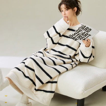 Camicia da notte in peluche a righe con scollo tondo - image 4