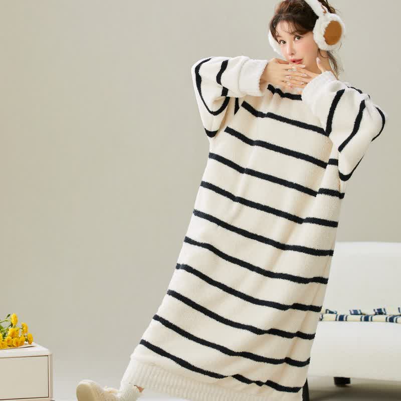 Camicia da notte in peluche a righe con scollo tondo - image 1