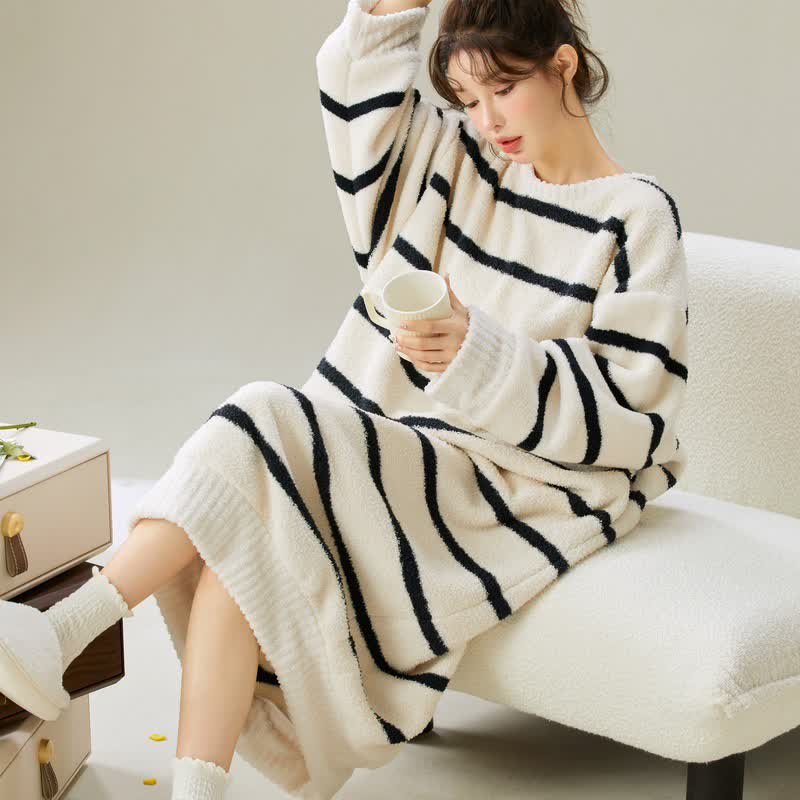 Camicia da notte in peluche a righe con scollo tondo - image 3