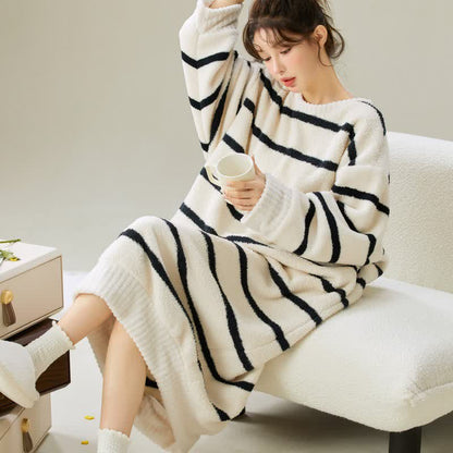 Camicia da notte in peluche a righe con scollo tondo - image 3