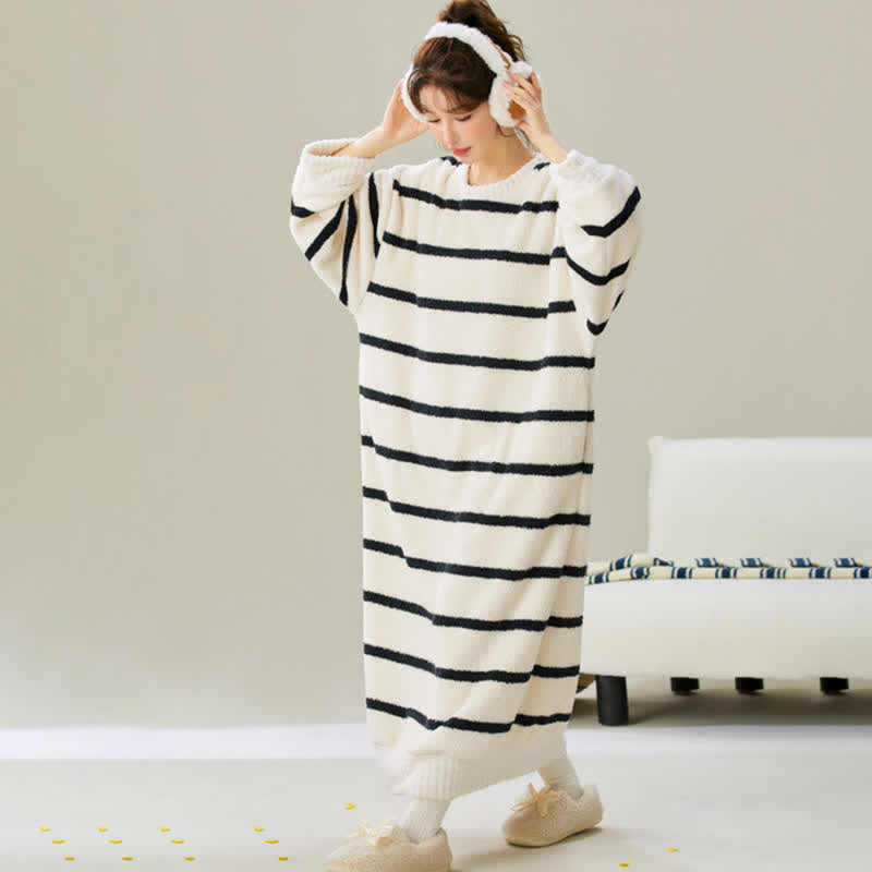 Camicia da notte in peluche a righe con scollo tondo - image 5