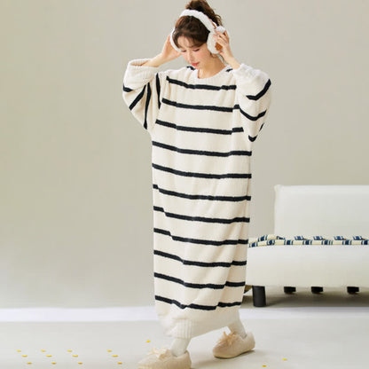 Camicia da notte in peluche a righe con scollo tondo - image 5