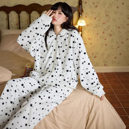 Completo da notte in peluche con cappuccio e cerniera a forma di orecchie da coniglio - image 1