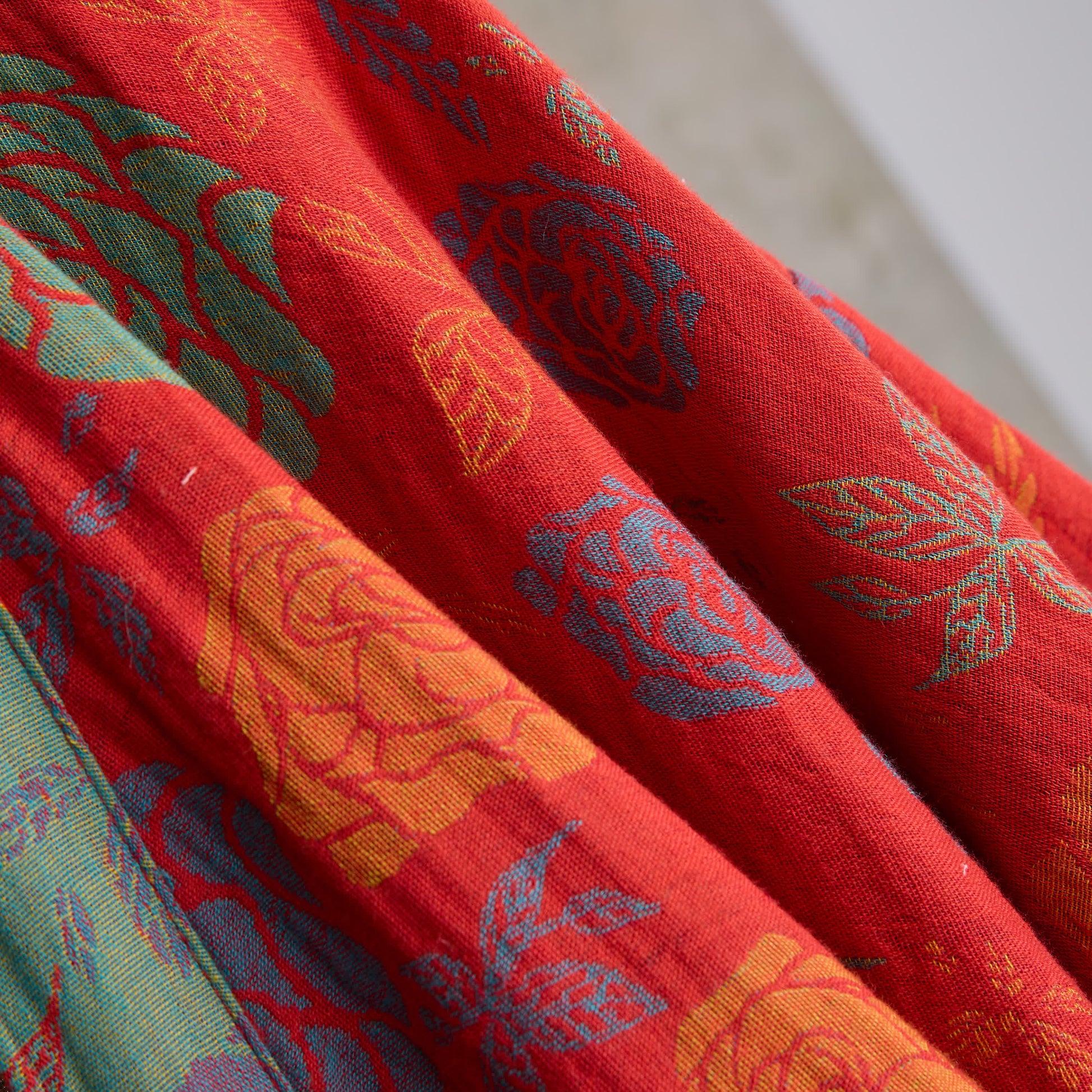 Kimono in garza di cotone con motivo a rose romantiche - image 4