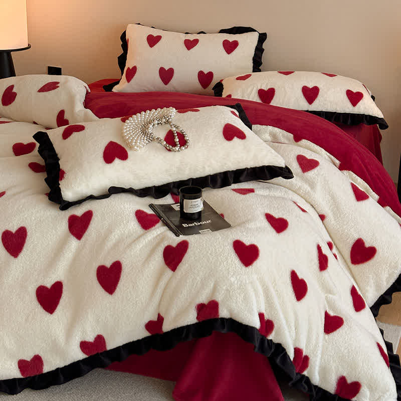 Set di biancheria da letto in peluche con stampa a cuore e romantiche balze (4 pezzi) - image 1