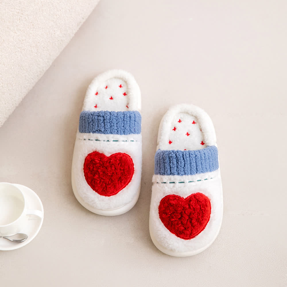 Pantofole di peluche con motivo a cuore - image 1