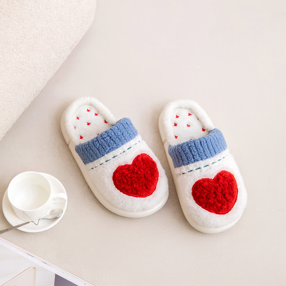 Pantofole di peluche con motivo a cuore - image 3