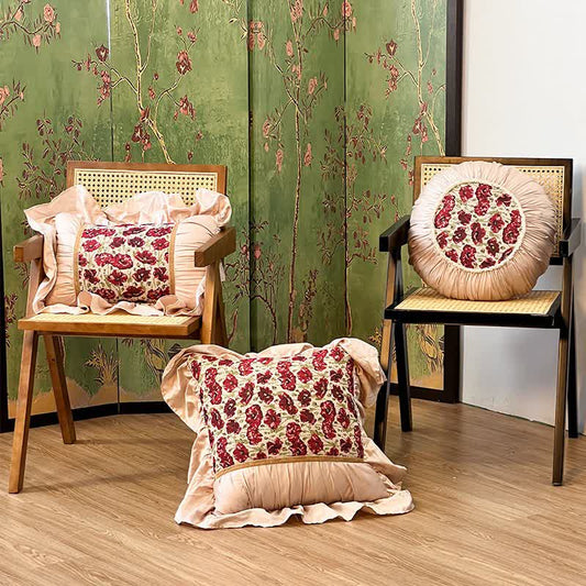 Elegante cuscino floreale con bordo arricciato - image 0