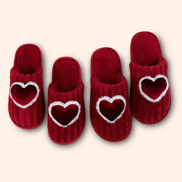 Pantofole di peluche a forma di cuore rosso - image 0