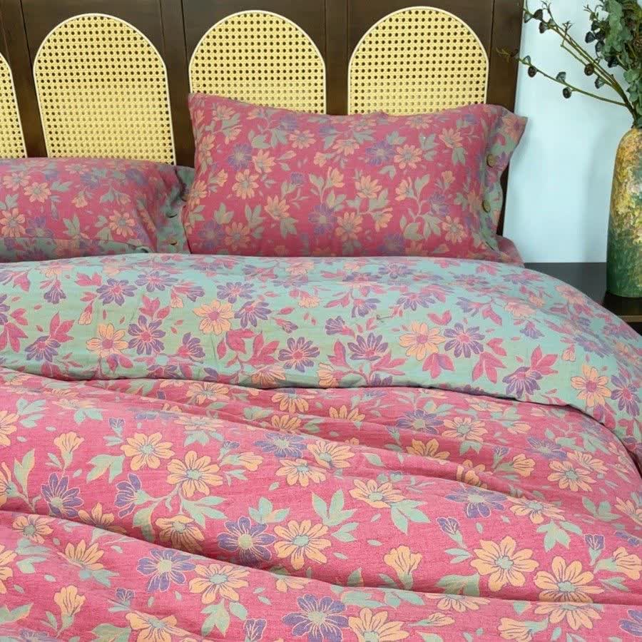 Set di biancheria da letto in garza di cotone con motivo floreale Country Gardenia (4 pezzi) - Rosa - Matrimoniale Grande - image 0