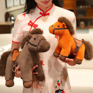 Pony di peluche realistico con sella in finta pelle - image 0