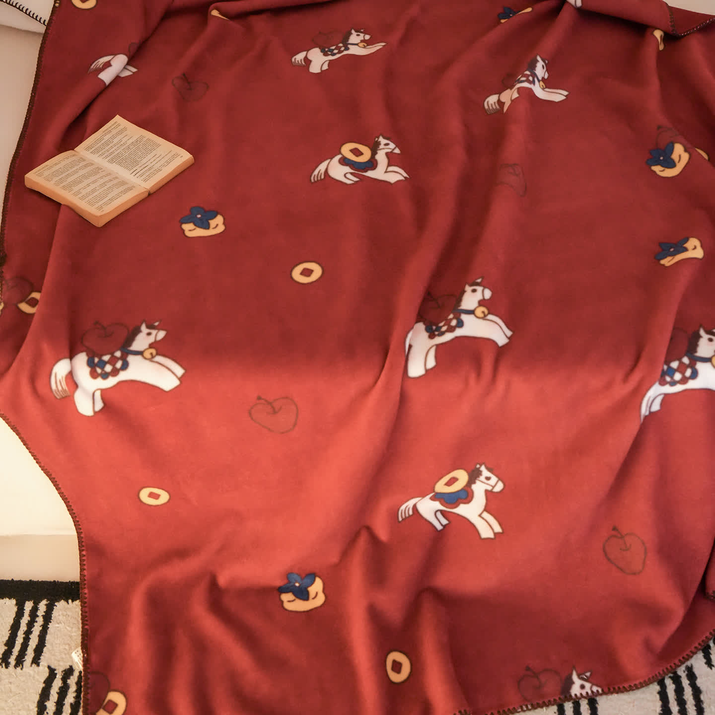 Coperta reversibile in finta lana con motivo cavallo di Troia - image 8