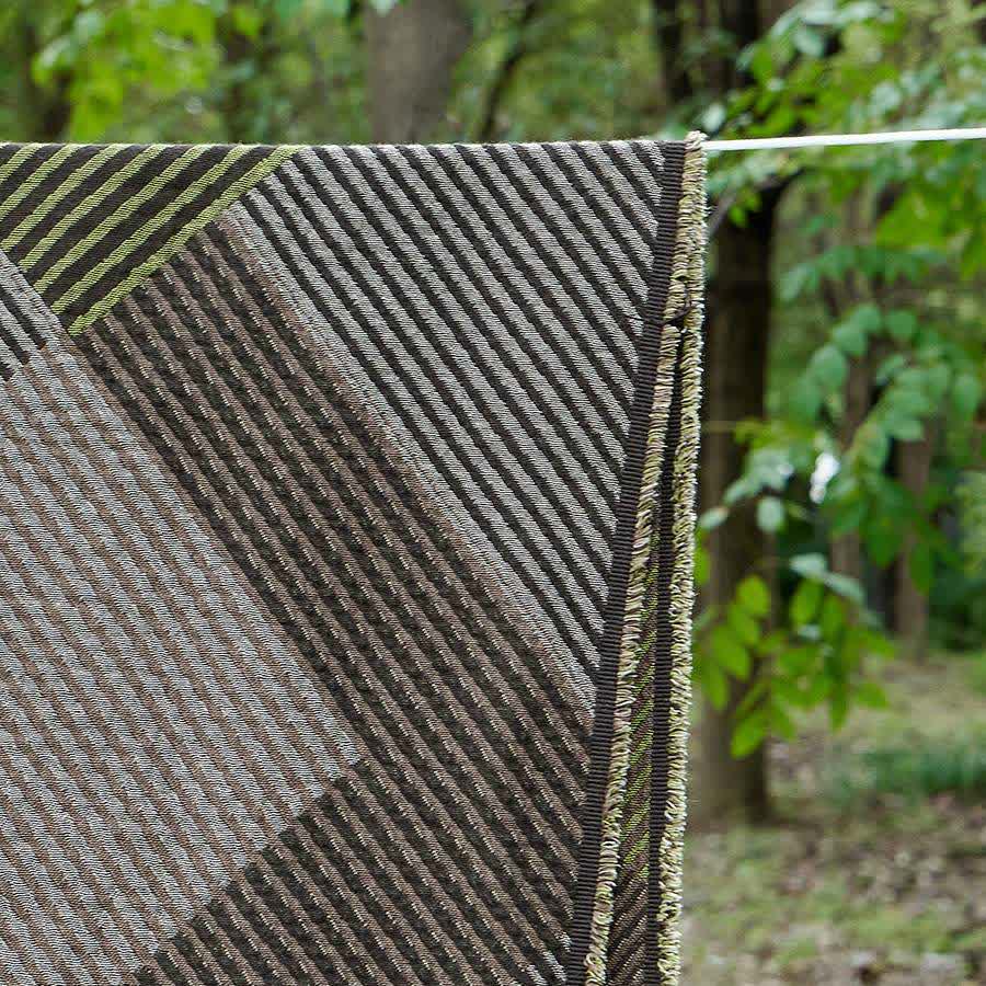 Coperta in cotone a righe sottili con nappe - image 4
