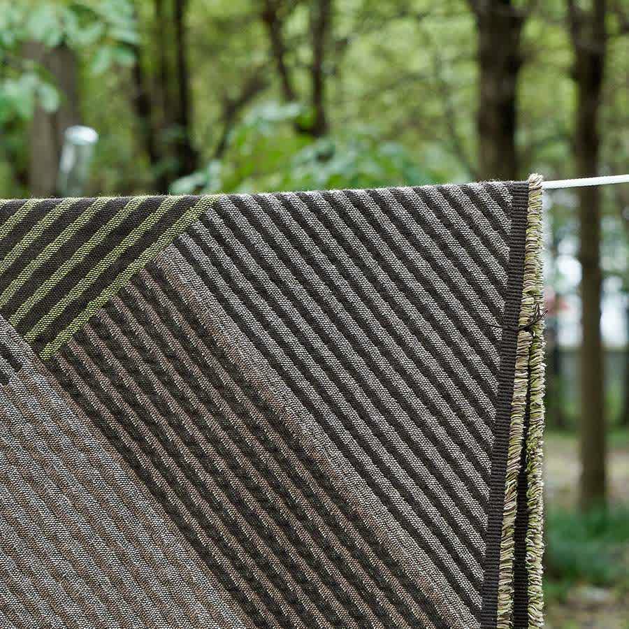 Coperta in cotone a righe sottili con nappe - image 5