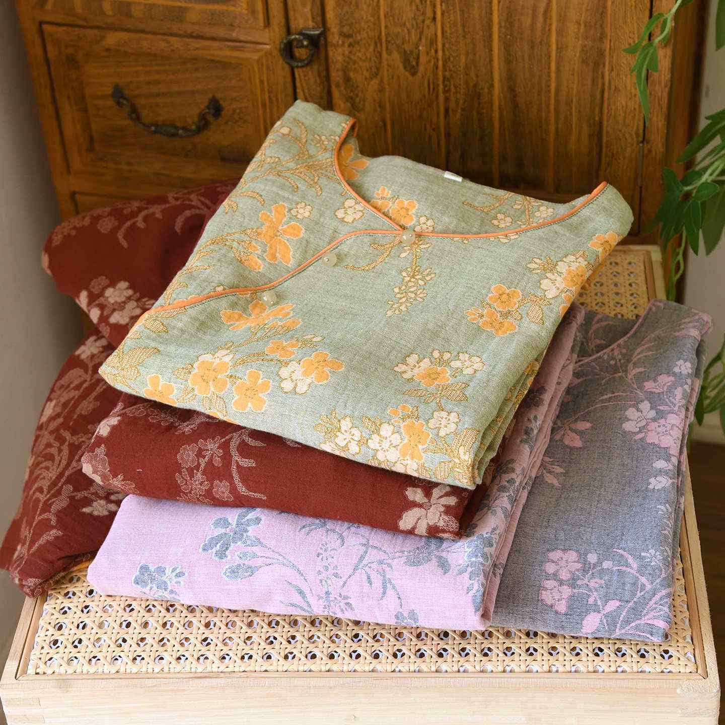 Pigiama in garza di cotone jacquard con motivo a fiori di prugna - image 1