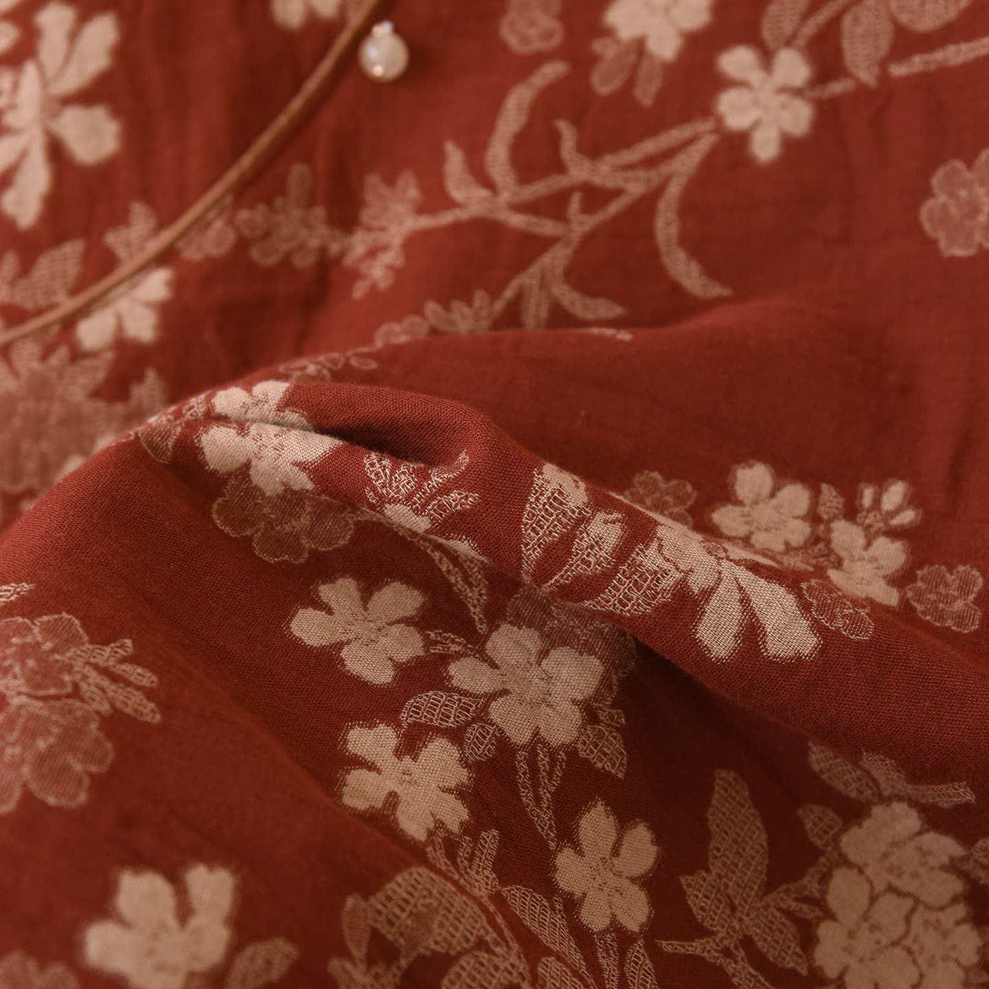 Pigiama in garza di cotone jacquard con motivo a fiori di prugna - image 11
