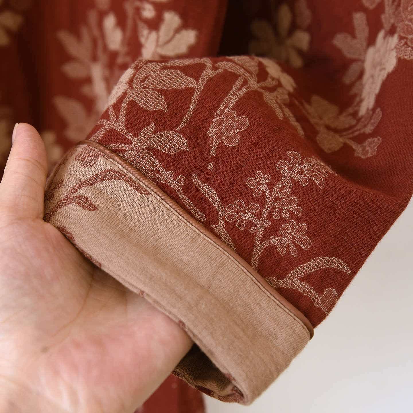Pigiama in garza di cotone jacquard con motivo a fiori di prugna - image 10