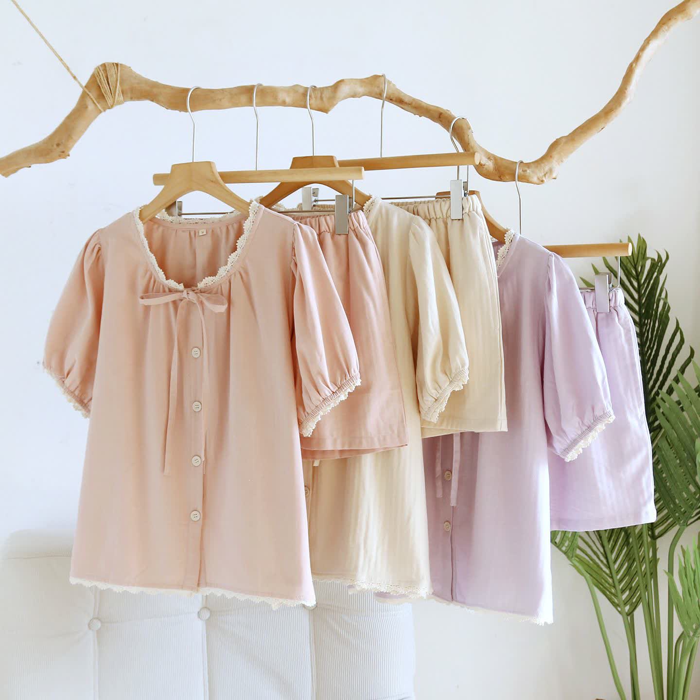 Pigiama corto in tinta unita con bordi in pizzo - image 2