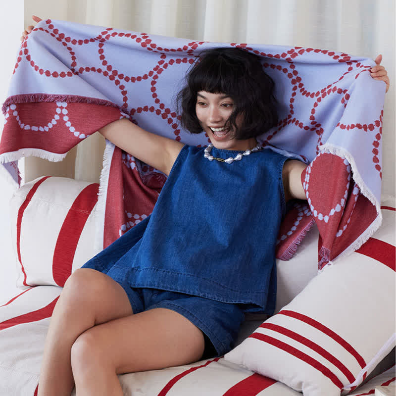 Coperta reversibile con motivo a cerchi e nappe - image 7