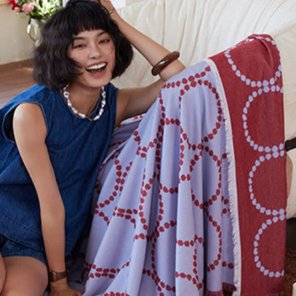 Coperta reversibile con motivo a cerchi e nappe - image 9
