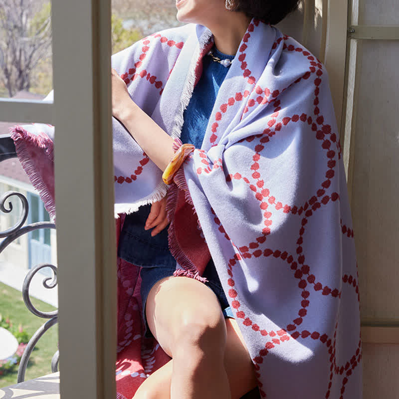 Coperta reversibile con motivo a cerchi e nappe - image 11