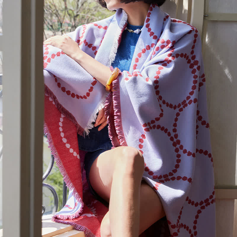 Coperta reversibile con motivo a cerchi e nappe - image 8