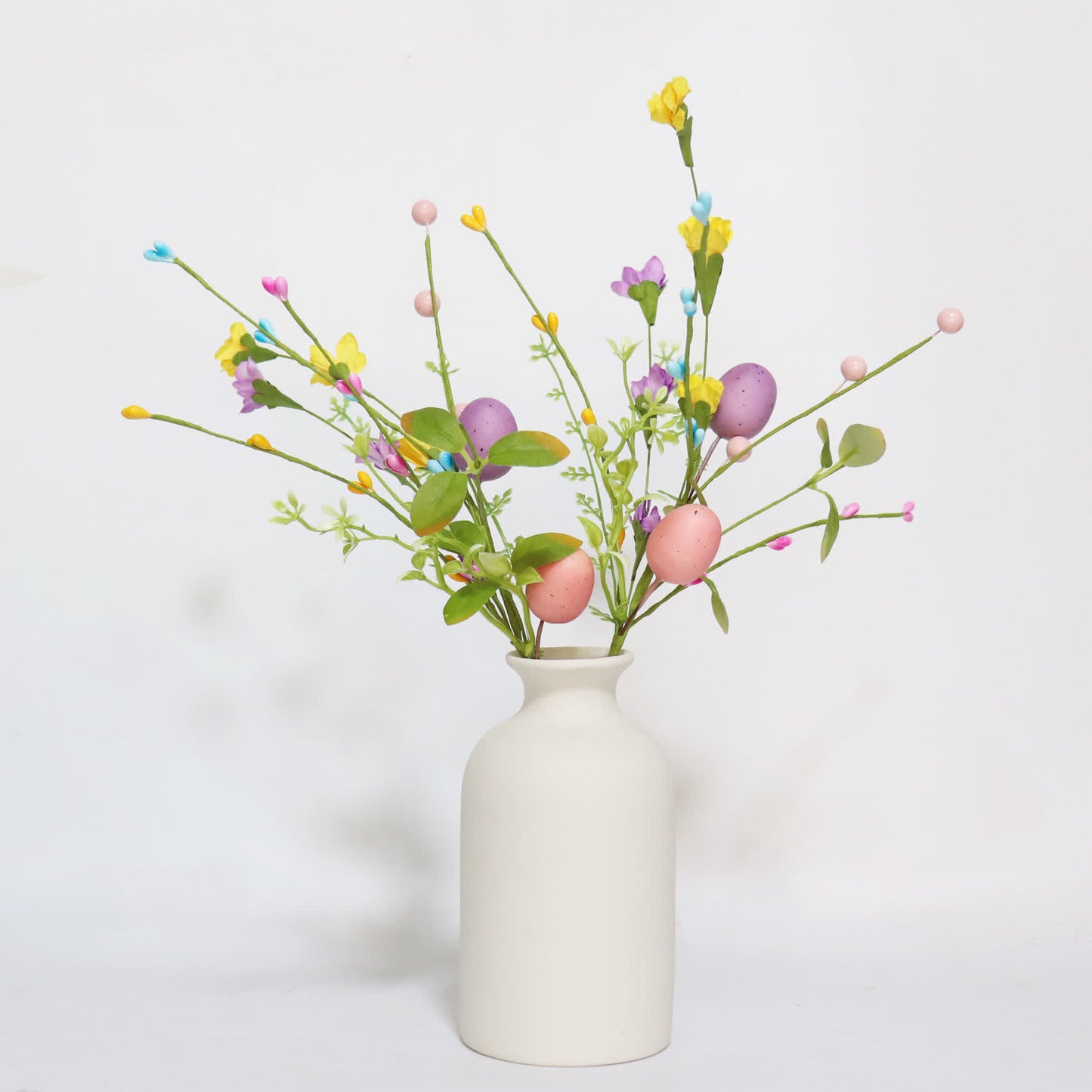 Ramo di uova di Pasqua con foglie verdi e fiori - image 2
