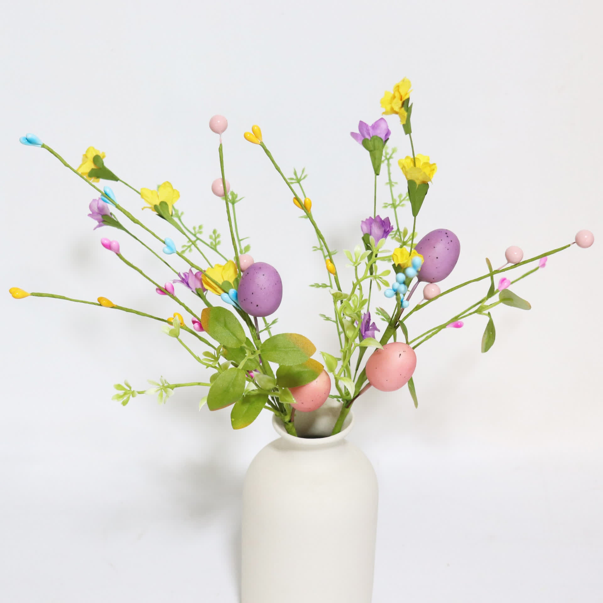 Ramo di uova di Pasqua con foglie verdi e fiori - image 4