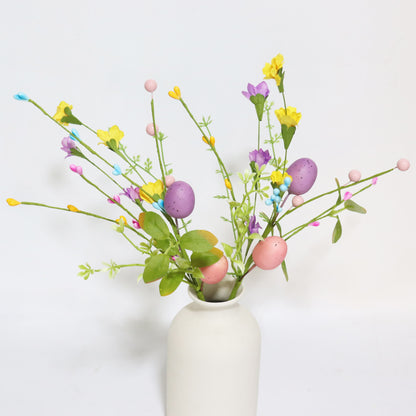 Ramo di uova di Pasqua con foglie verdi e fiori - image 4