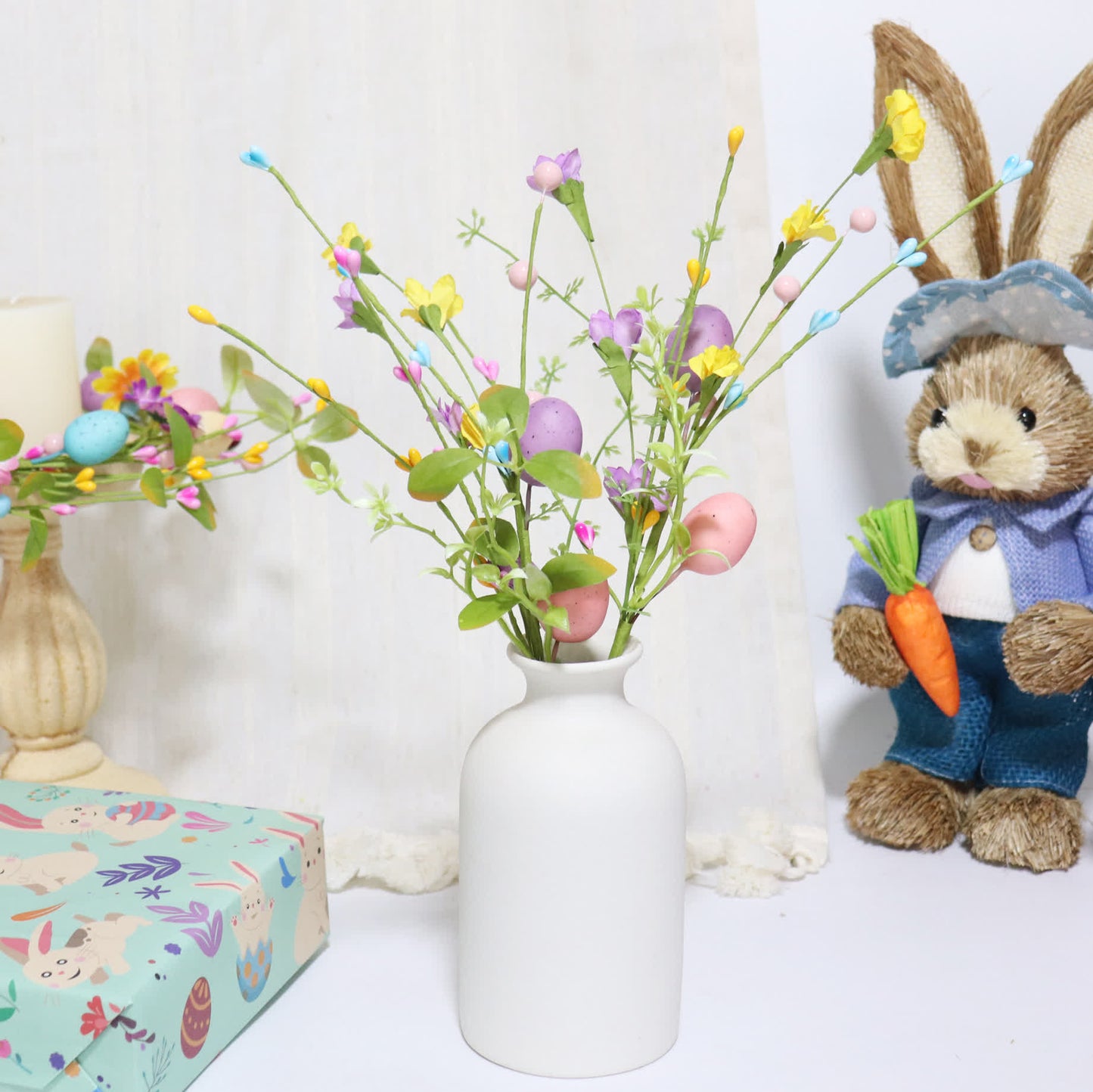 Ramo di uova di Pasqua con foglie verdi e fiori - image 0