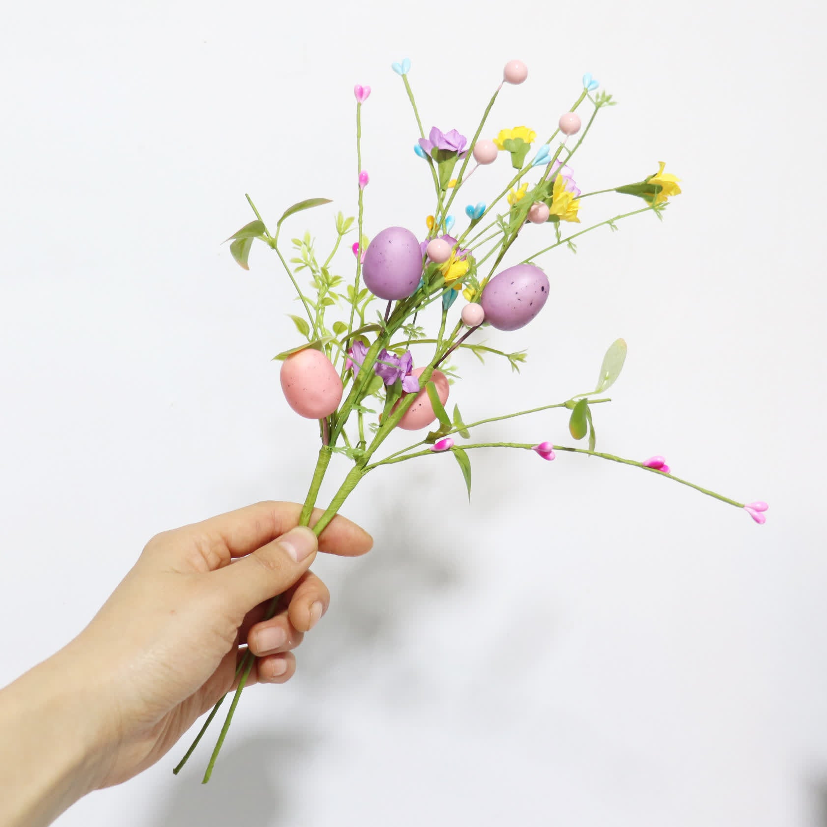 Ramo di uova di Pasqua con foglie verdi e fiori - image 3