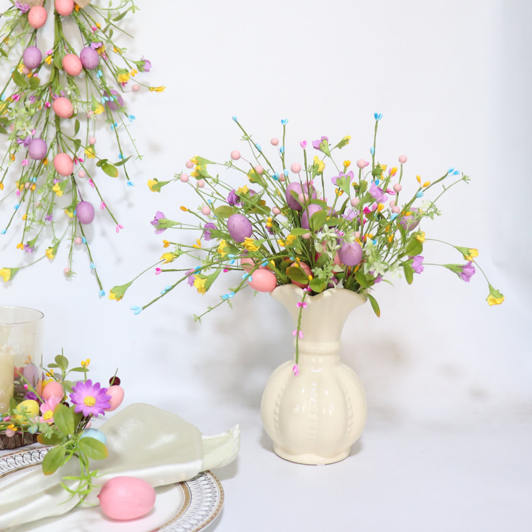 Ramo di uova di Pasqua con foglie verdi e fiori - image 1